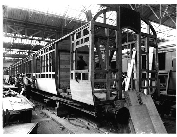 DY12832 Method of carriage construction old style - 14th day, fixing bottom quarter panels 15SEP1922